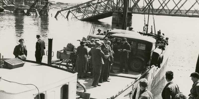 2. Kampen 10 mei 1940, als gevolg van het opblazen van de brug wordt er een tijdelijke veerdienst ingesteld
